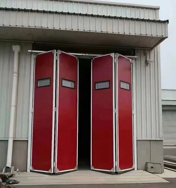 工业折叠门在大型装配车间出入口的应用实例 工业折叠门在大型装配车间出入口的应用实例